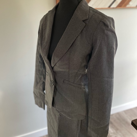 Grey Smart Set Skirt Suite Size 2 - Picture 4 of 6